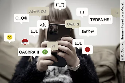 Mädchen sitzt auf eine Treppe mit Handy, Sprechblasen mit Kurznachrichten und Emojis drum herum