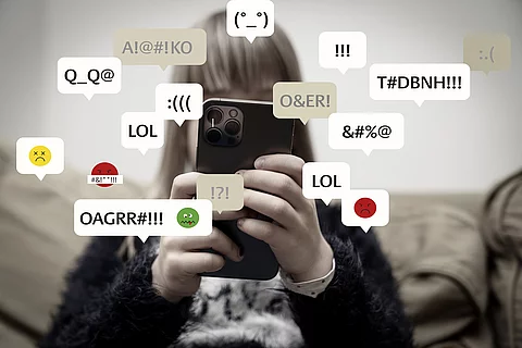 Mädchen sitzt auf eine Treppe mit Handy, Sprechblasen mit Kurznachrichten und Emojis drum herum