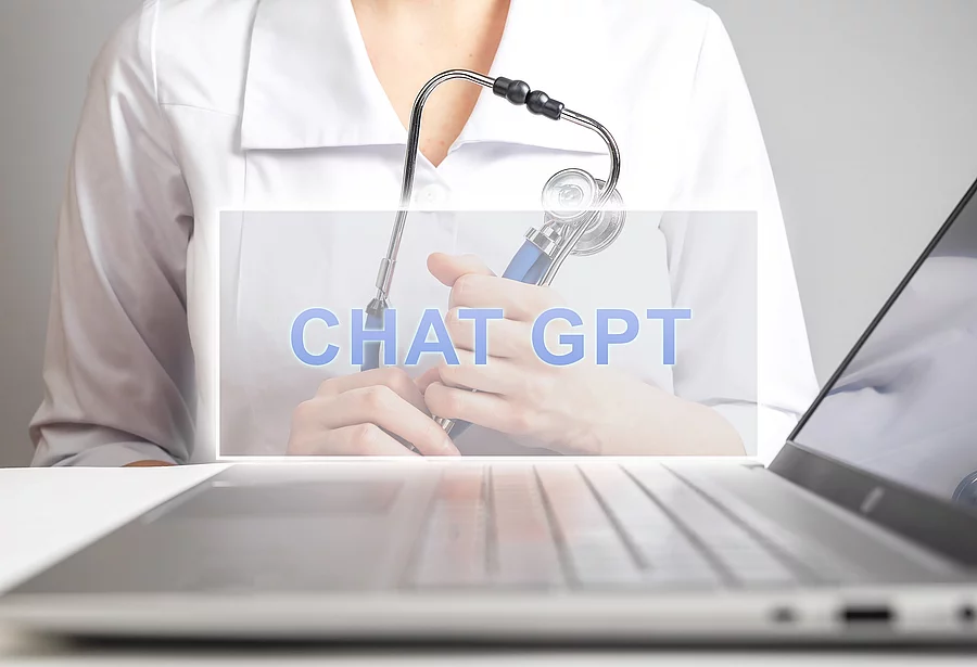Arzt vor Laptop, Stethoskop und Schriftzug "ChatGPT"