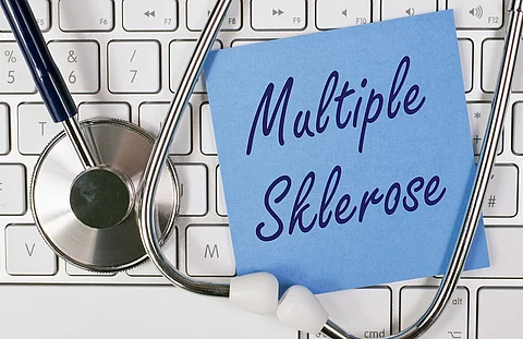 Tastatur auf der ein Zettel mit der Aufschrift Multiple Sklerose und ein Stethoskop liegen.