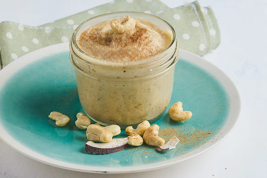 Cashew-Creme mit Kokosraspeln