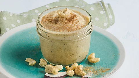 Cashew-Creme mit Kokosraspeln
