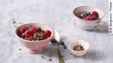 Beeren mit Qinoa-Porridge in Müslischalen angerichtet
