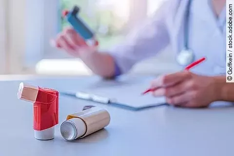 Ärztin verschreibt Asthma-Medikament, Inhalator