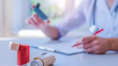 Ärztin verschreibt Asthma-Medikament, Inhalator