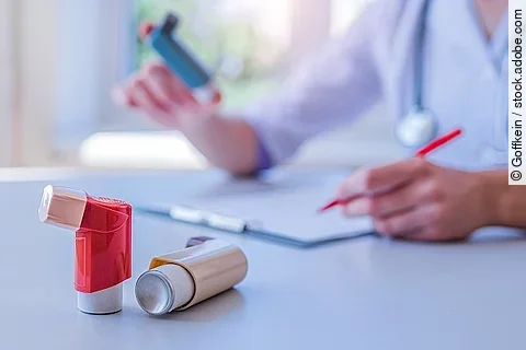 Ärztin verschreibt Asthma-Medikament, Inhalator