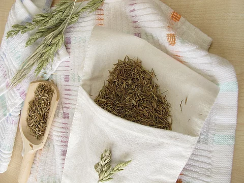 Heublumensack, weißes Leinensäckchen mit getrockneten Heublumen