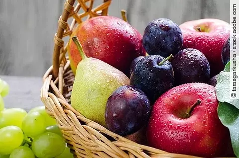 Obstkorb mit frischen Früchten
