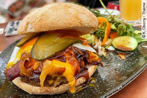 Burger auf Teller im Restaurant