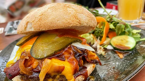 Burger auf Teller im Restaurant