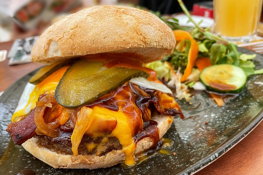 Burger auf Teller im Restaurant