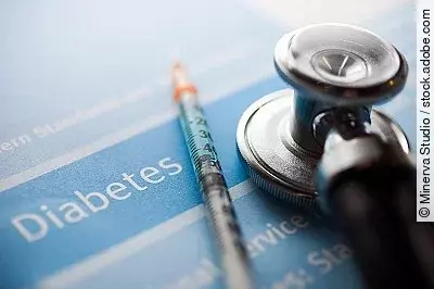 Ein Diabetestest auf dem ein Stethoskop und eine Spritze liegen. 