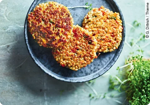Drei Buchweizenbratlinge auf einem Teller