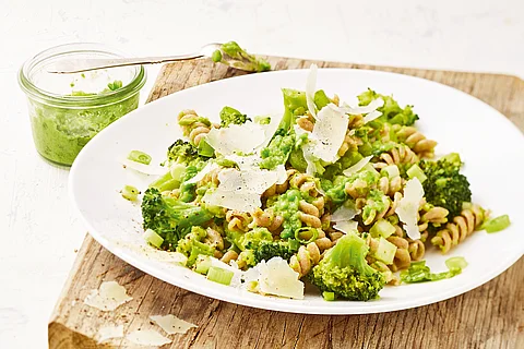 Nudelsalat mit Brokkoli und Erbsen-Pesto