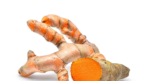 Kurkumawurzel angeschnitten auf weißem Hintergrund