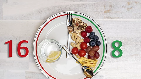 16:8 Intervallfasten, Teller mit nachgebildeter Uhr