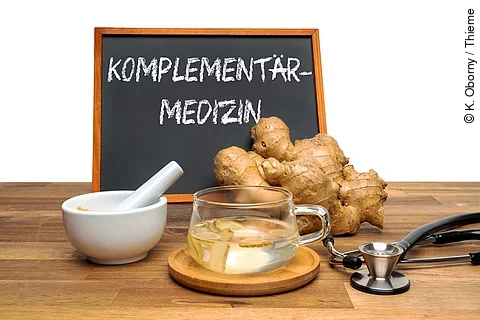 Ingwerknolle und Ingwertee, Tafel mit Aufschrift Komplementärmedizin