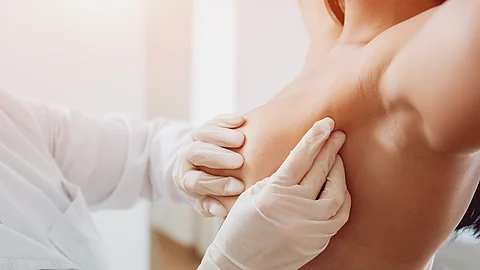 Doctor get examining breast of young woman. Consultation with gynecologist. Abtasten der Brust beim Screening