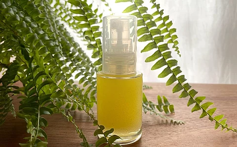 Eine Flasche mit Schüttellotion aus Sesamöl, Ringelblumenextrakt und Rosenwasser.