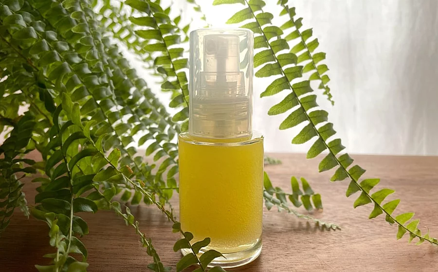 Eine Flasche mit Schüttellotion aus Sesamöl, Ringelblumenextrakt und Rosenwasser.