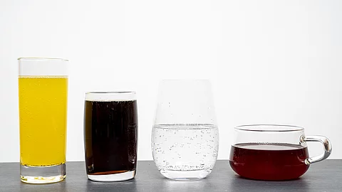 Limo, Cola, Wasser, Tee nebeneinander