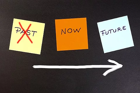 Bunte Klebezettel auf denen past, present und future steht.