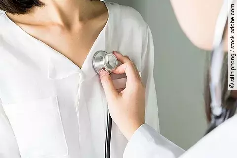 Ärztin untersucht Patient*in mit einem Stethoskop. 