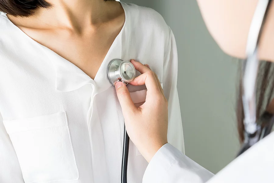 Ärztin untersucht Patient*in mit einem Stethoskop. 