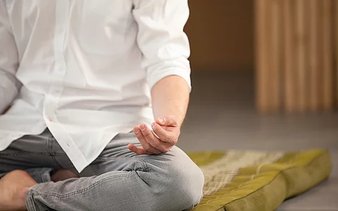 Frau meditiert im Lotussitz