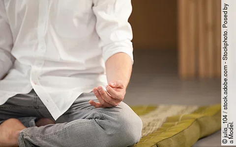 Frau meditiert im Lotussitz