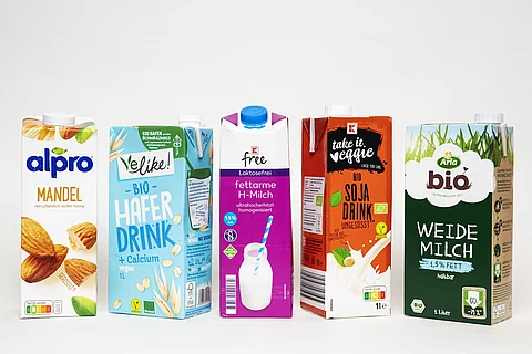 Milchalternativen: Packungen mit Hafer-, Soja-, Mandel- und Kuhmilch