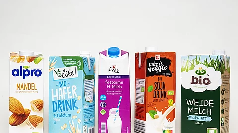 Milchalternativen: Packungen mit Hafer-, Soja-, Mandel- und Kuhmilch
