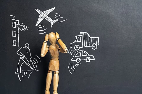 Holzmännchen hält sich die Ohren zu