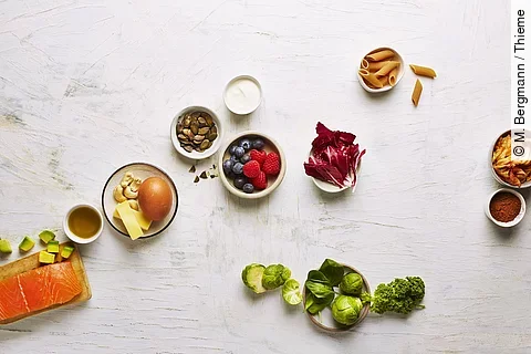 gesunde Lebensmittel: Beeren, Kürbiskerne, Vollkornnudeln, Lachs, Avocado, Salat, Rosenkohl