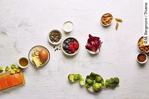 gesunde Lebensmittel: Beeren, Kürbiskerne, Vollkornnudeln, Lachs, Avocado, Salat, Rosenkohl
