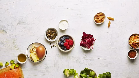gesunde Lebensmittel: Beeren, Kürbiskerne, Vollkornnudeln, Lachs, Avocado, Salat, Rosenkohl
