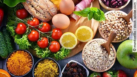 Eine große Auswahl frischer, biologischer Lebensmittel auf einem Tisch