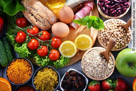 Eine große Auswahl frischer, biologischer Lebensmittel auf einem Tisch