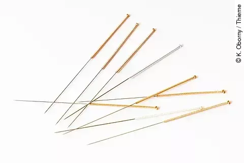 Akupunkturnadeln auf weißem Hintergrund