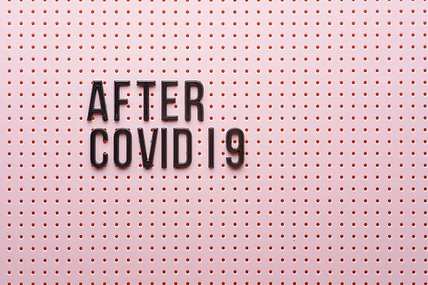 Aufschrift After COVID 19 auf rosa Hintergrund.