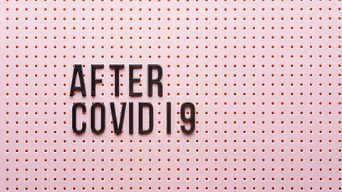 Aufschrift After COVID 19 auf rosa Hintergrund.