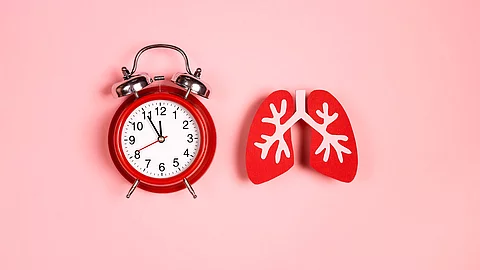 Symbolbild Prävention: Wecker und eine Lunge