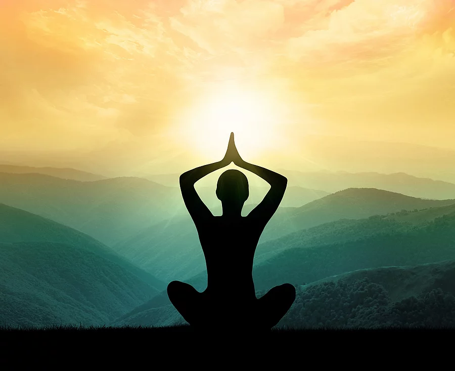 Yoga und Meditation: Frauensilhouette vor Bergen