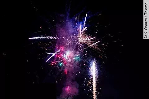 Silvesterrakete vor schwarzem Himmel