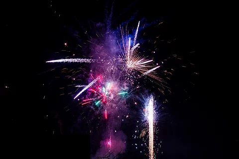 Silvesterrakete vor schwarzem Himmel