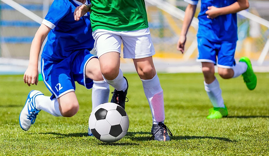 Jungs, die Fußball spielen