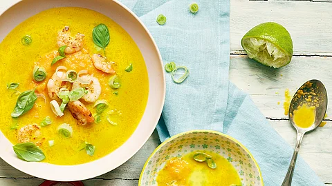 Möhrensuppe mit Mango und Garnelen
