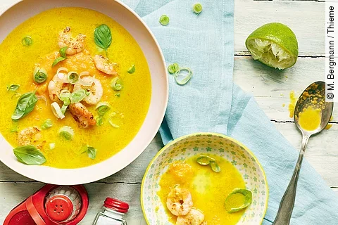 Möhrensuppe mit Mango und Garnelen