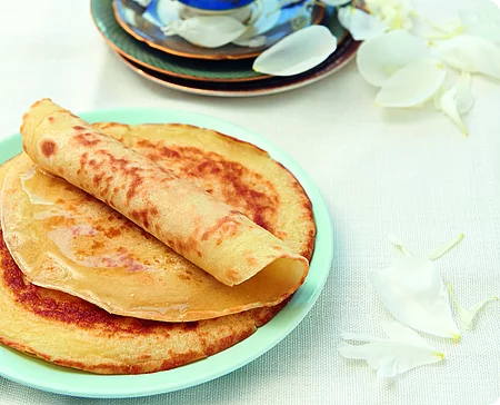 Pfannkuchen auf einem türkisfarbenen Teller.
