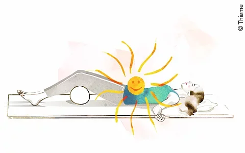 Zeichnung: Frau liegt in Entspannungslage auf dem Rücken, auf dem Bauch eine lachende Sonne